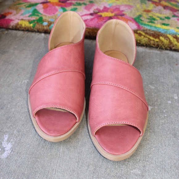 🚨LAST PAIR!!//The Alejandra//Adobe red Flat - Picture 5 of 8